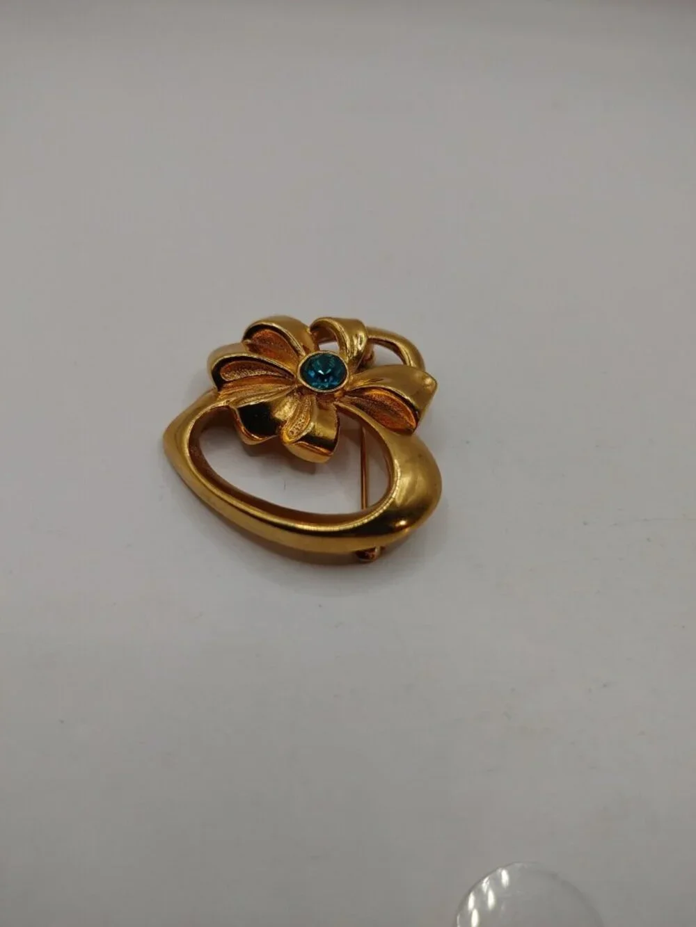 VTG  Brooch/pin  Heart Signed Avon Teal Blue gold tone-in purple tin box